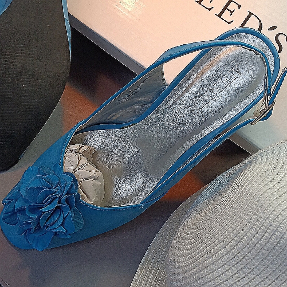 Beautiful turquoise open toe pump with attached faux leather posey at the toe.